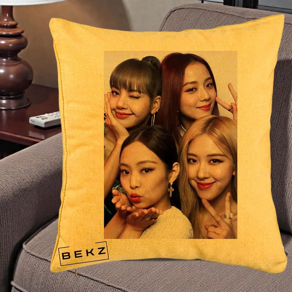 Perna Personalizata K-pop BLACKPINK Foto Grup Selfie 4 Membre, 40x40 cm, Galben, Husa Detasabila, Perna Inclusa, BEKZ®