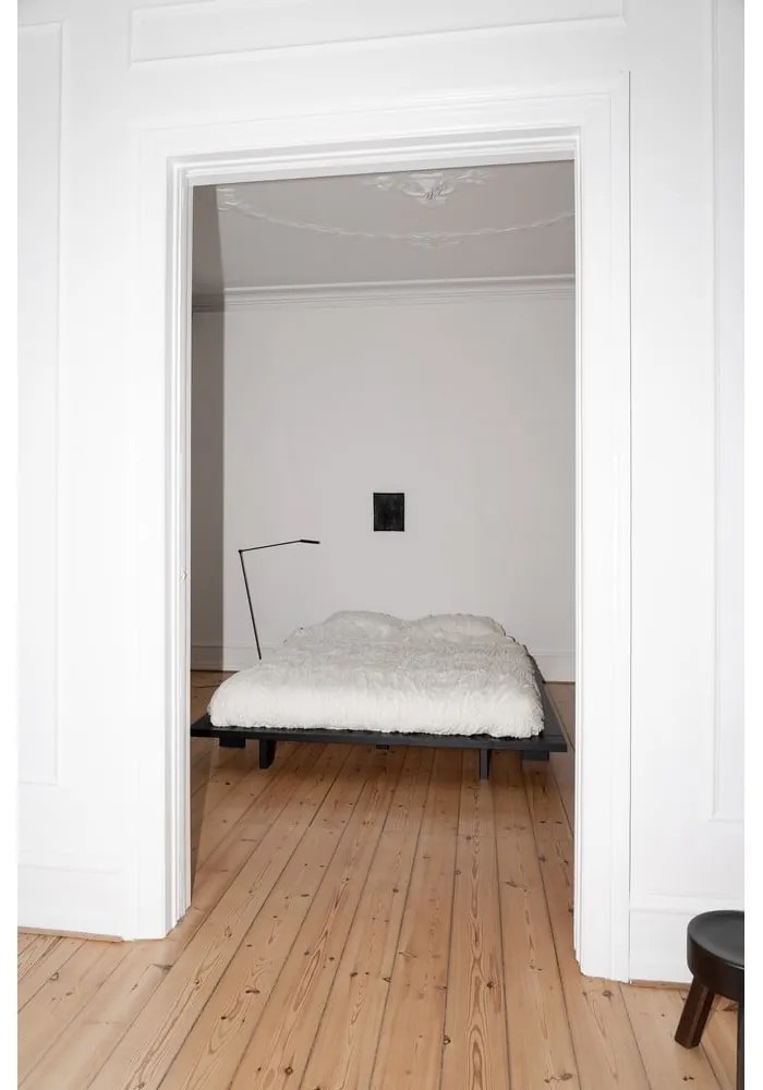 Pat dublu negru din lemn de pin cu grilă 160x200 cm Japan - Karup Design