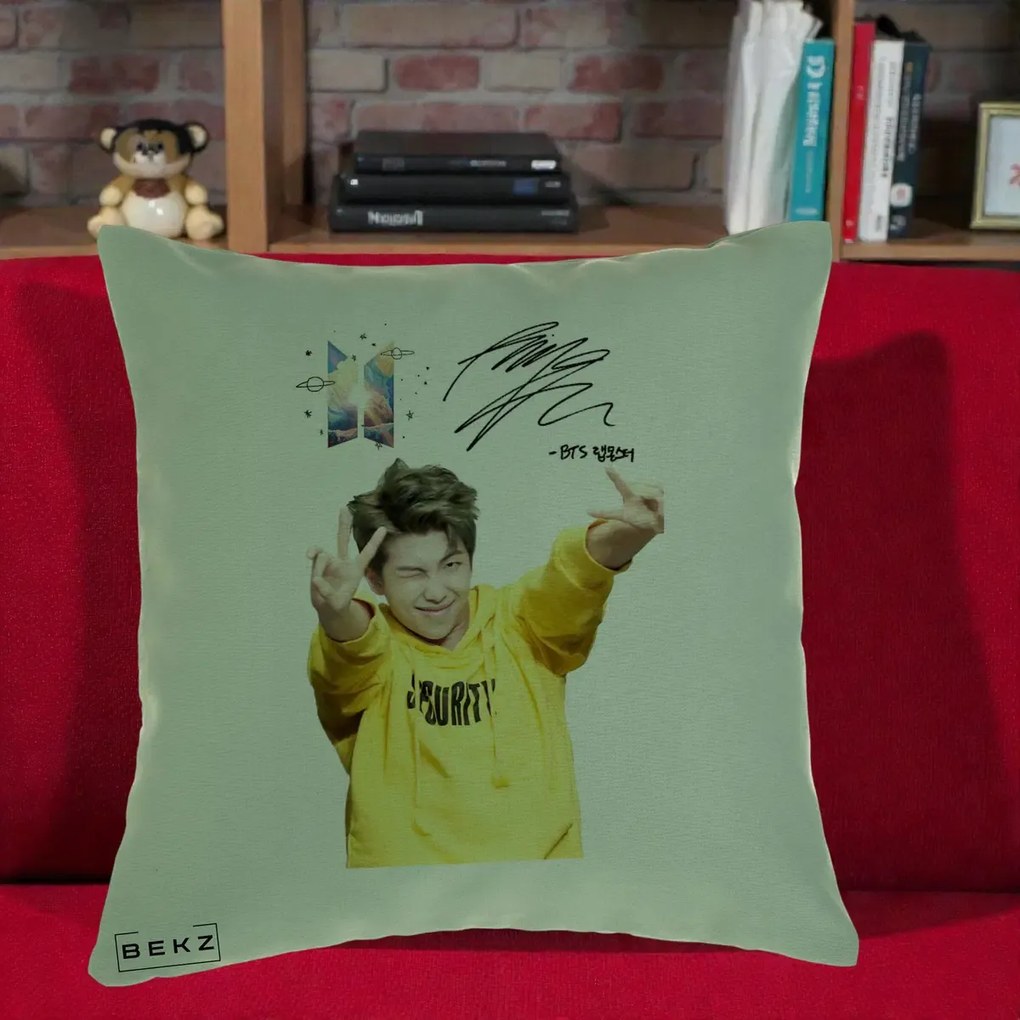 Perna Personalizata K-pop BTS RM Namjoon Hanorac Galben Autograf, 40x40 cm, Verde, Husa Detasabila, Perna Inclusa, BEKZ®