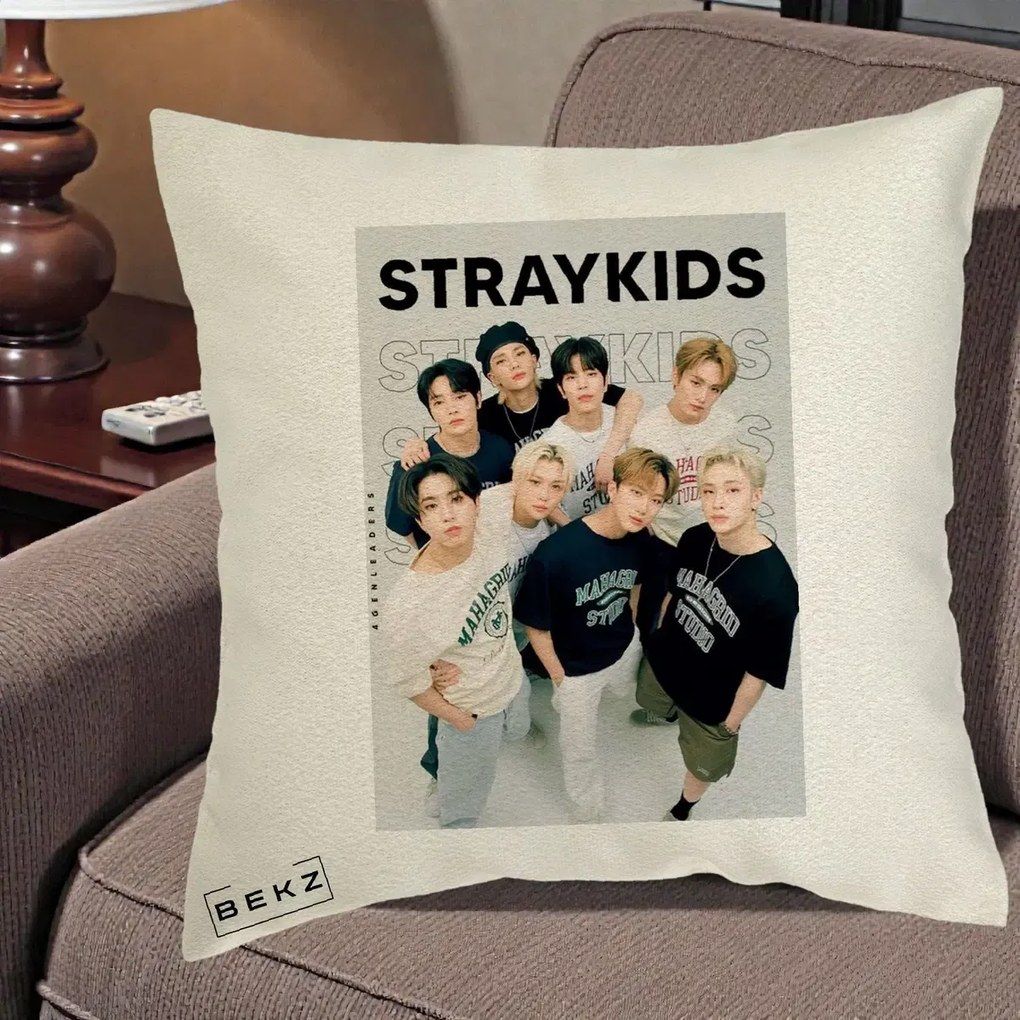 Perna Personalizata K-pop Stray Kids STRAYKIDS Alb-Negru cu Foto Grup, 40x40 cm, Ecru, Husa Detasabila, Perna Inclusa, BEKZ®