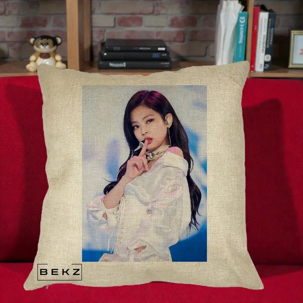 Perna Personalizata K-pop BLACKPINK Jennie Concert Alb cu Microfon, 40x40 cm, Crem, Husa Detasabila, Perna Inclusa, BEKZ®