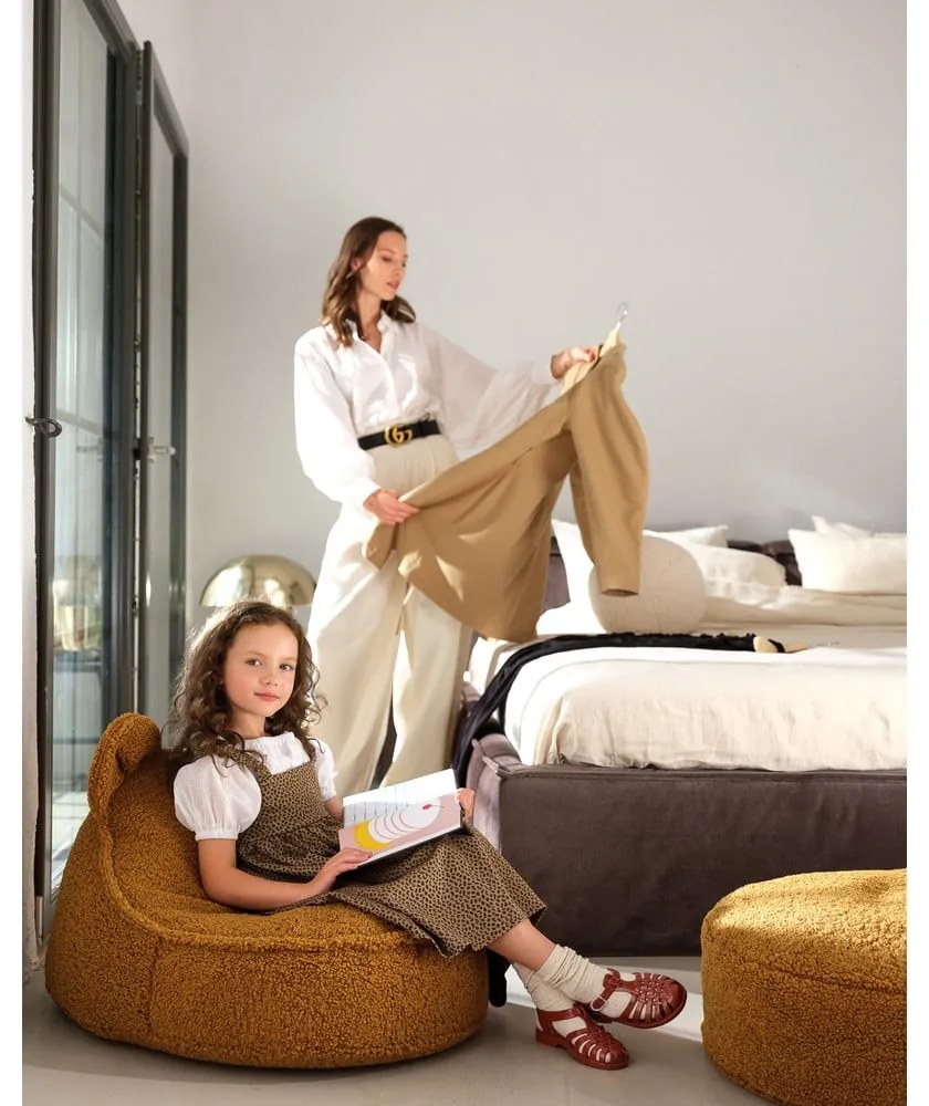 Fotoliu puf pentru copii maro cu tapițerie din țesătură bouclé Bear – Wigiwama