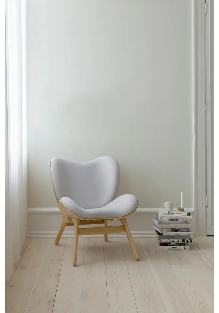 Fotoliu bej A Conversation Piece – UMAGE