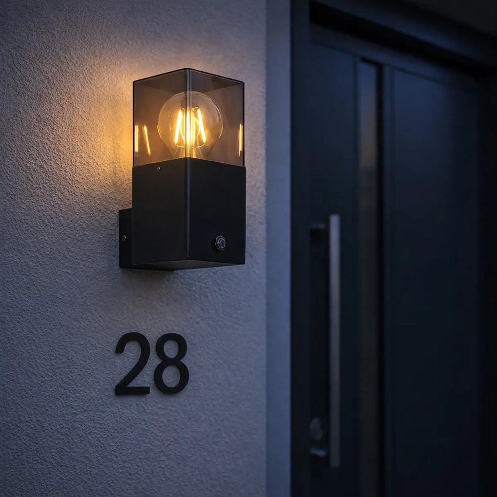 Lampă de perete exterioară neagră IP44 cu senzor crepuscular - Denmark