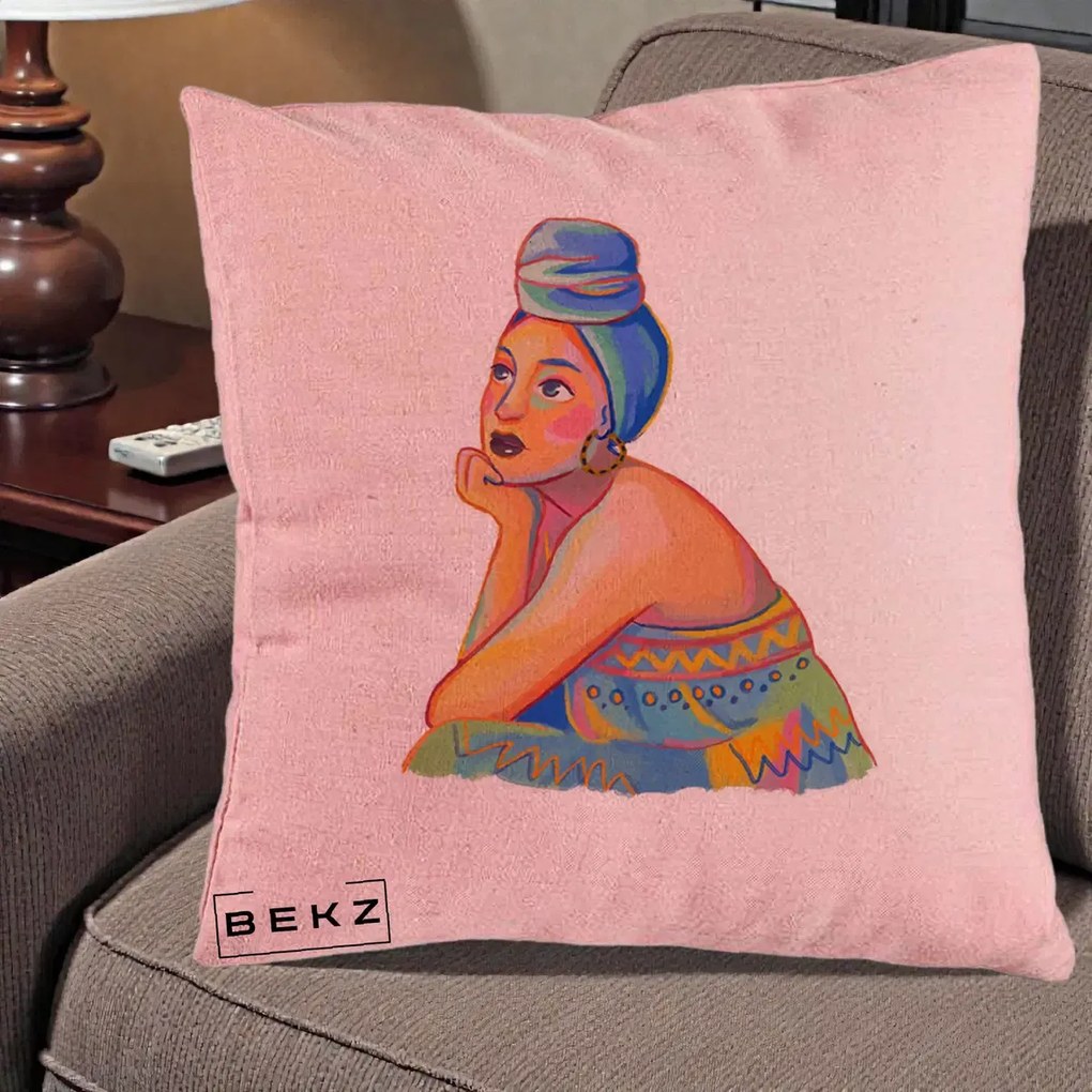 Perna Decorativa Portret Femeie Contemplativa, 40x40 cm, Roz, Husa Detasabila, Perna Inclusa, BEKZ®
