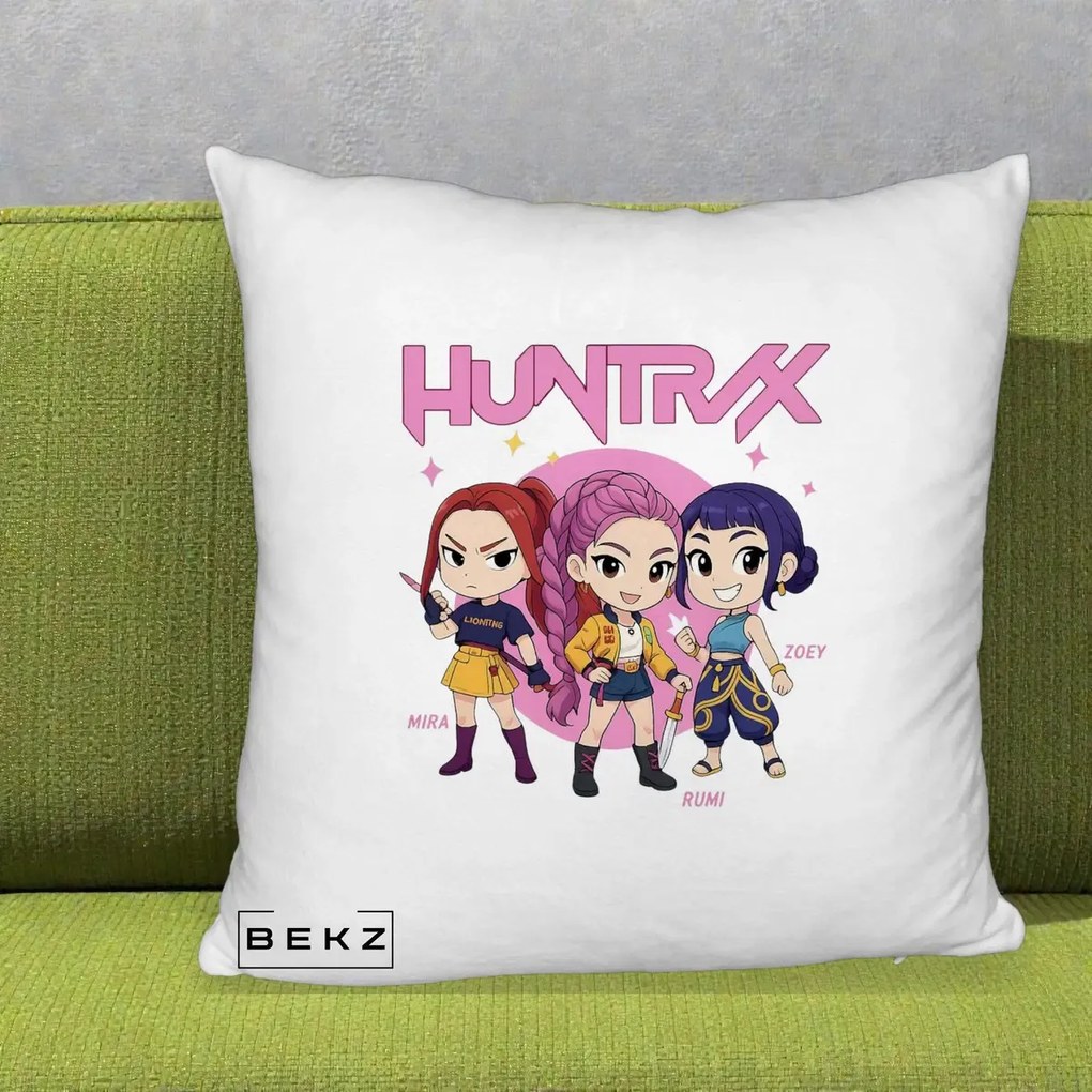 Perna Personalizata K-pop HUNTRX Trio Chibi cu Arme, 40x40 cm, Alb Pufos, Husa Detasabila, Perna Inclusa, BEKZ®