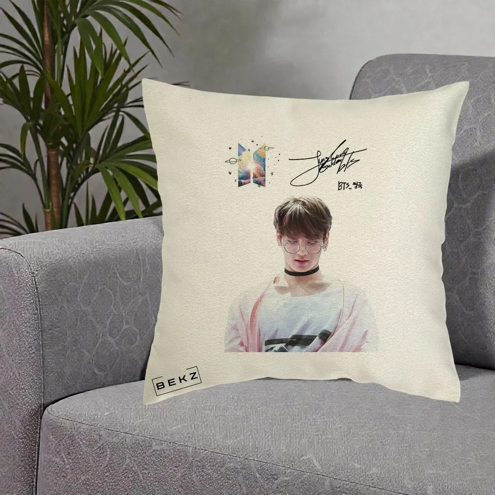 Perna Personalizata K-pop BTS Jungkook Portret cu Ochelari Autograf, 40x40 cm, Ecru, Husa Detasabila, Perna Inclusa, BEKZ®