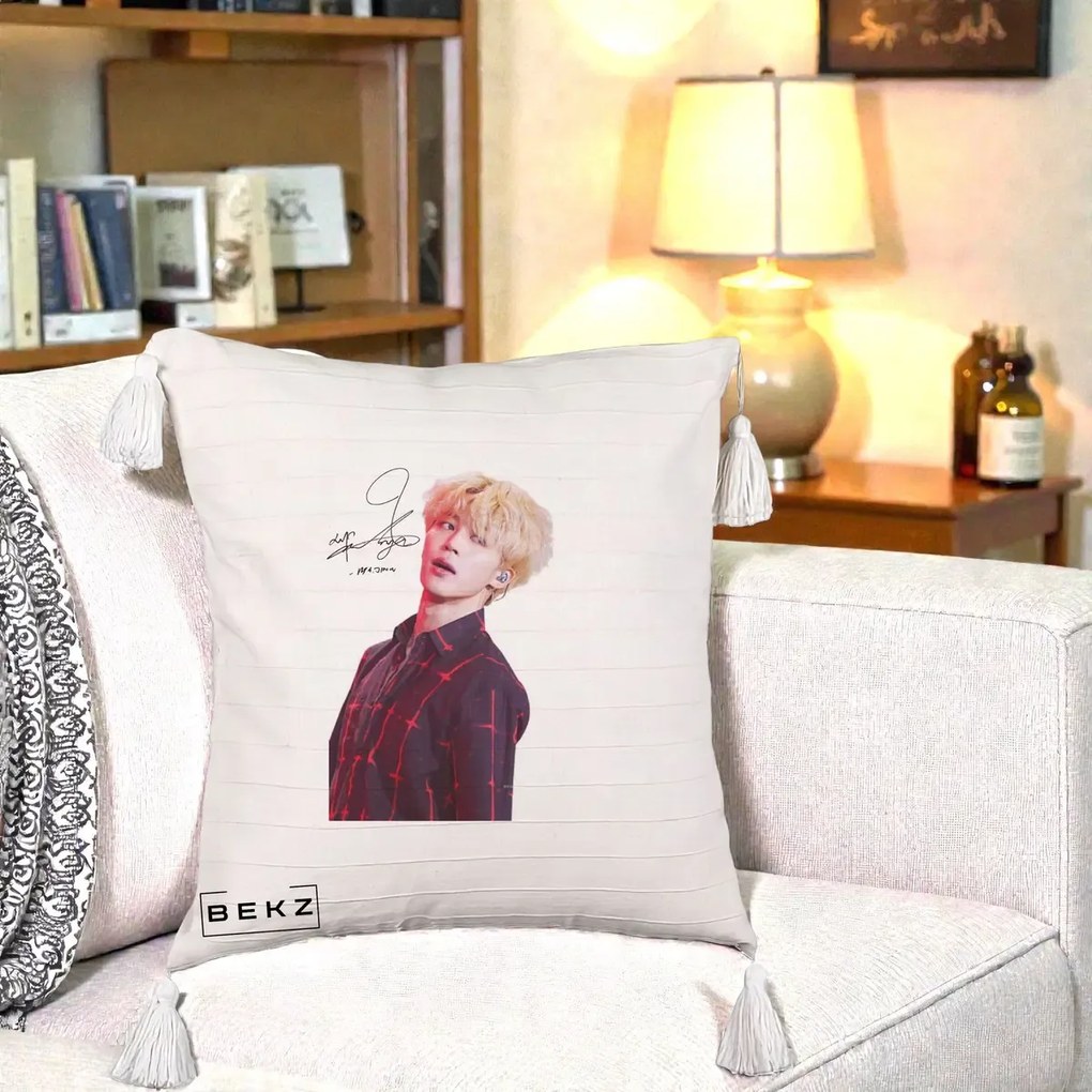 Perna Personalizata K-pop BTS Jimin Portret Artistic par Blond Autograf, 40x40 cm, Bej cu Franjuri, Husa Detasabila, Perna Inclusa, BEKZ®