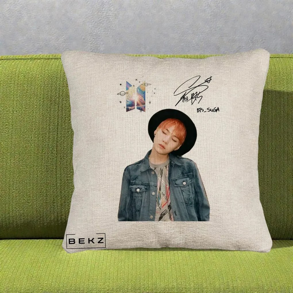 Perna Personalizata K-pop BTS Suga par Portocaliu Palarie Autograf, 40x40 cm, Bej Canapea, Husa Detasabila, Perna Inclusa, BEKZ®