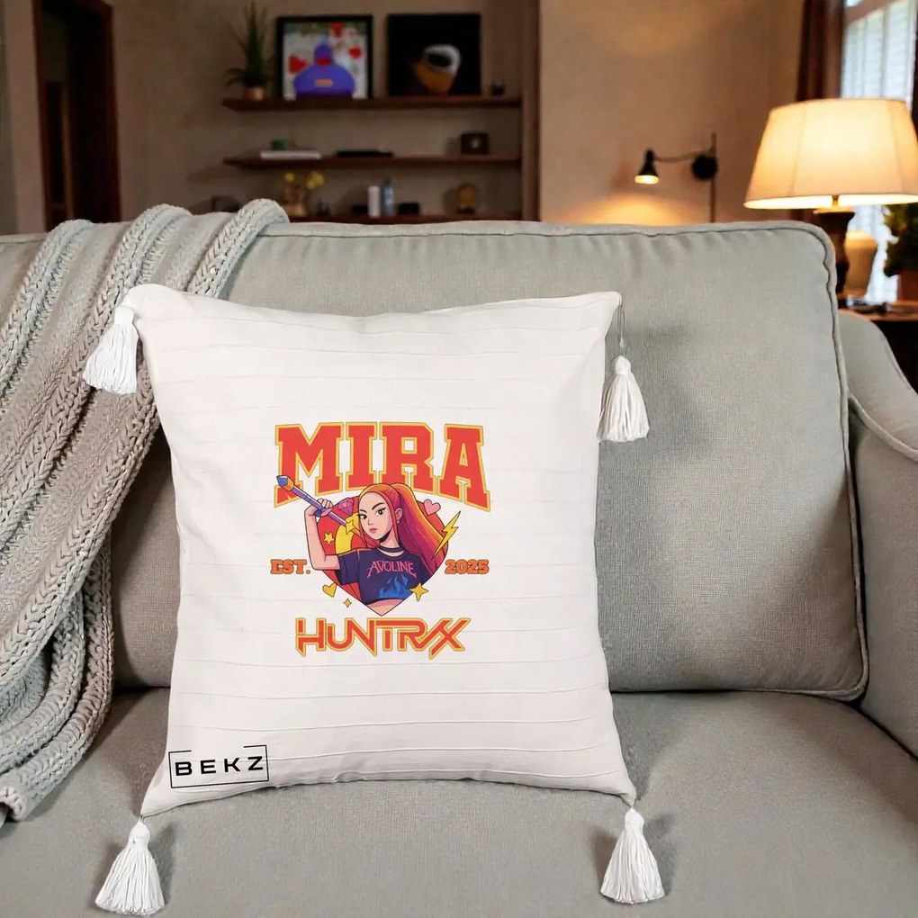 Perna Personalizata K-pop HUNTRX Mira Personaj Avoline, 40x40 cm, Bej cu Franjuri, Husa Detasabila, Perna Inclusa, BEKZ®