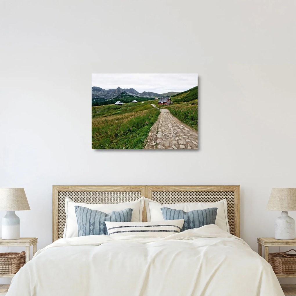 Tablou pe sticlă - Peisaj montan cu case (70x50 cm)