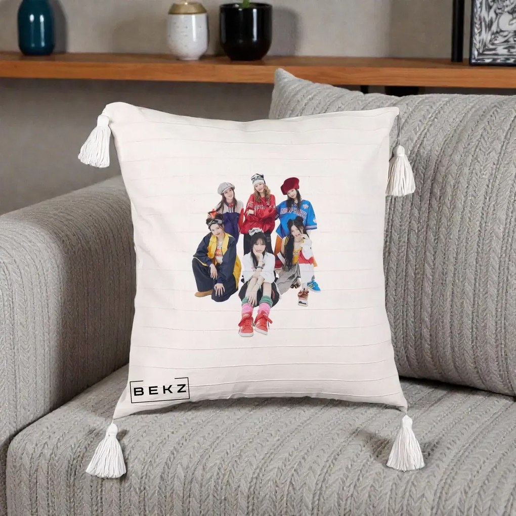 Perna Personalizata Grup K-pop Fete Streetwear Foto, 40x40 cm, Bej cu Franjuri, Husa Detasabila, Perna Inclusa, BEKZ®