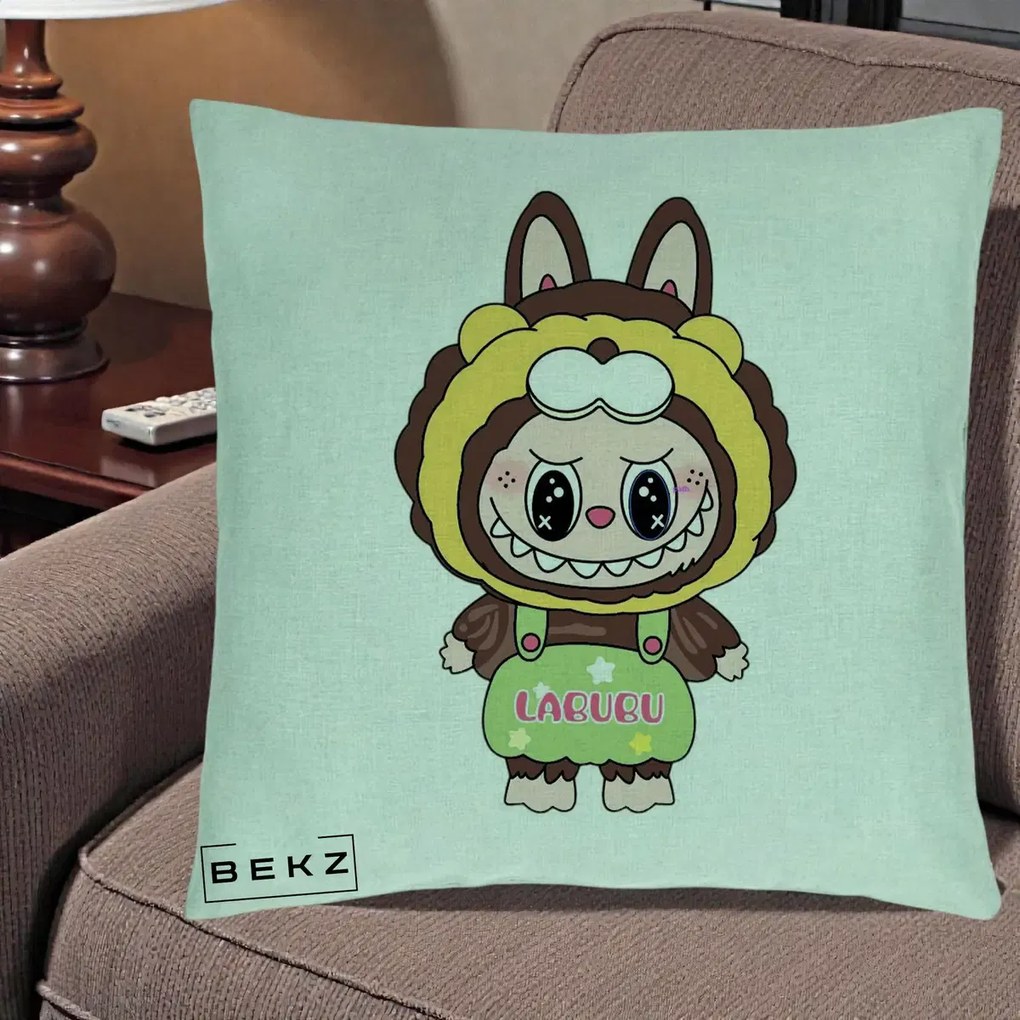 Perna Personalizata Labubu Leu Galben cu Salopeta, 40x40 cm, Verde Menta, Husa Detasabila, Perna Inclusa, BEKZ®
