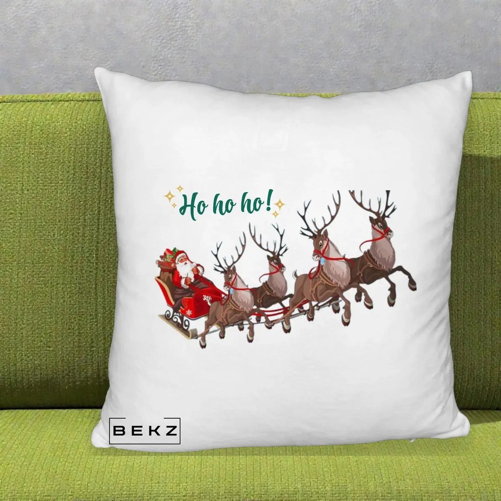 Perna Decorativa Ho Ho Ho Mos Craciun cu Sanie si Reni, 40x40 cm, Alb Pufos, Husa Detasabila, Perna Inclusa, BEKZ®