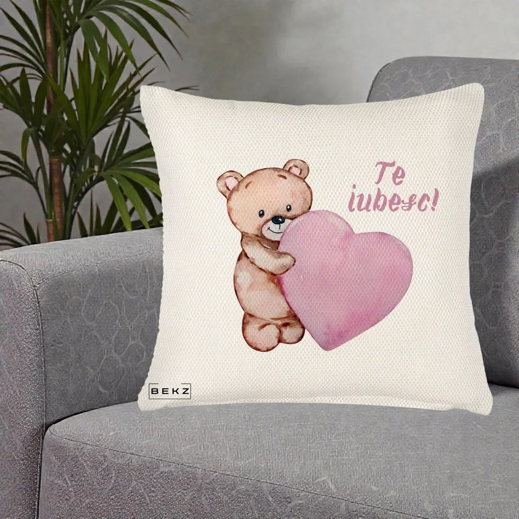 Cadou Romantic - Perna Personalizata Te Iubesc Ursulet cu Inima Roz Acuarela, 40x40 cm, Crem Reliefat, Husa Detasabila, Perna Inclusa, BEKZ®