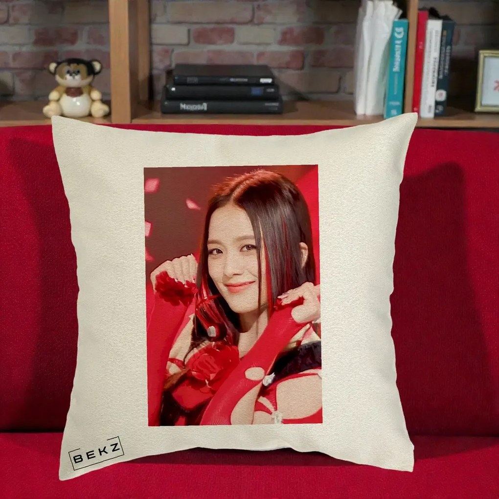 Perna Personalizata K-pop BLACKPINK Jisoo Rosu, 40x40 cm, Ecru, Husa Detasabila, Perna Inclusa, BEKZ®