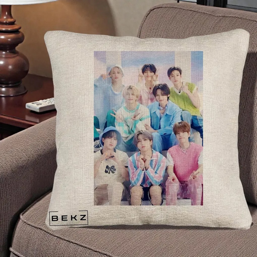 Perna Personalizata K-Pop Grup Foto Pasteluri cu 8 Artisti, 40x40 cm, Bej Canapea, Husa Detasabila, Perna Inclusa, BEKZ®