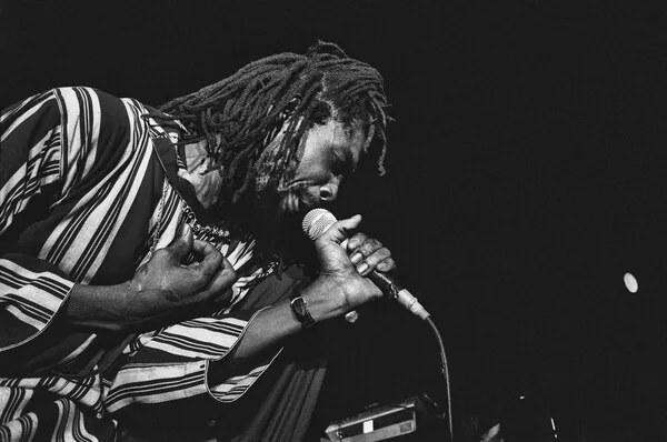 Fotografie Reggae musician Peter Tosh in concert, Rome, 1980