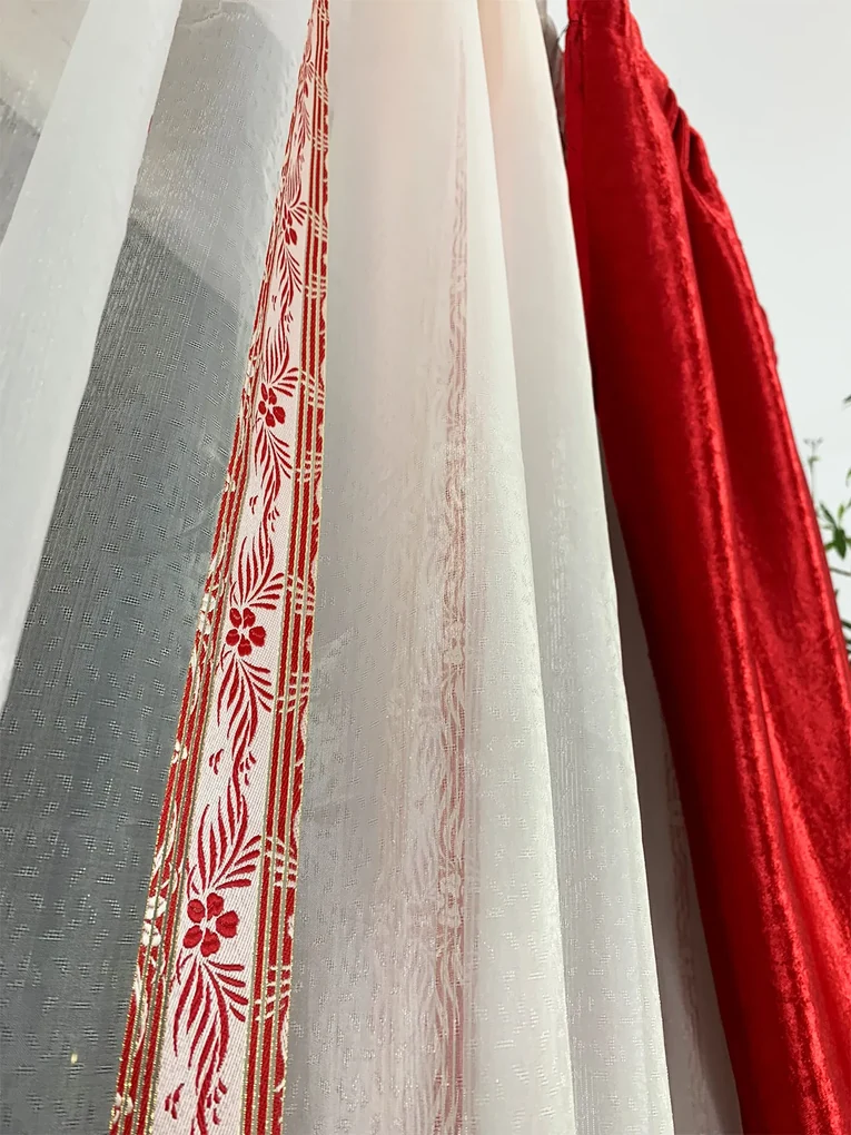 Perdea Voal cu motiv traditional floral rosu cod 2052