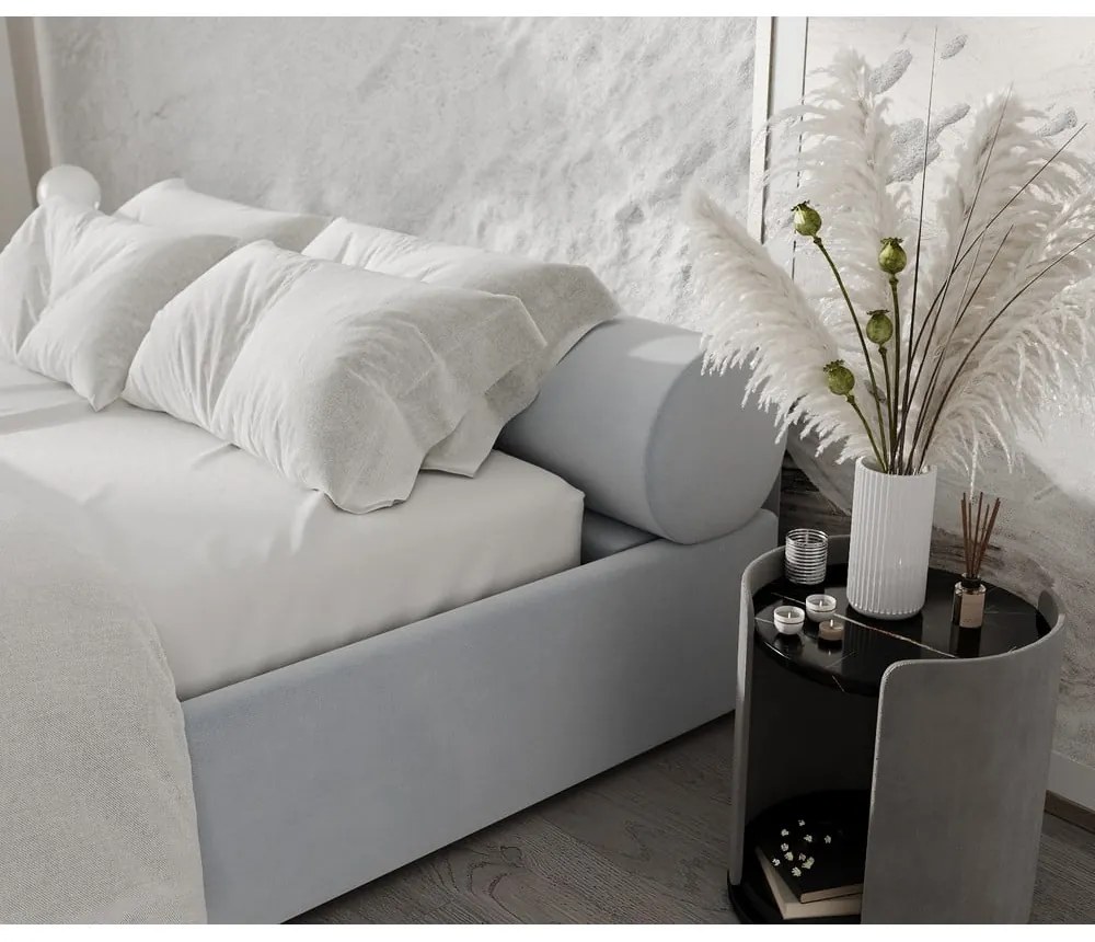 Pat matrimonial gri deschis tapițat cu spațiu de depozitare cu somieră 140x200 cm Solvo – Maison de Rêve