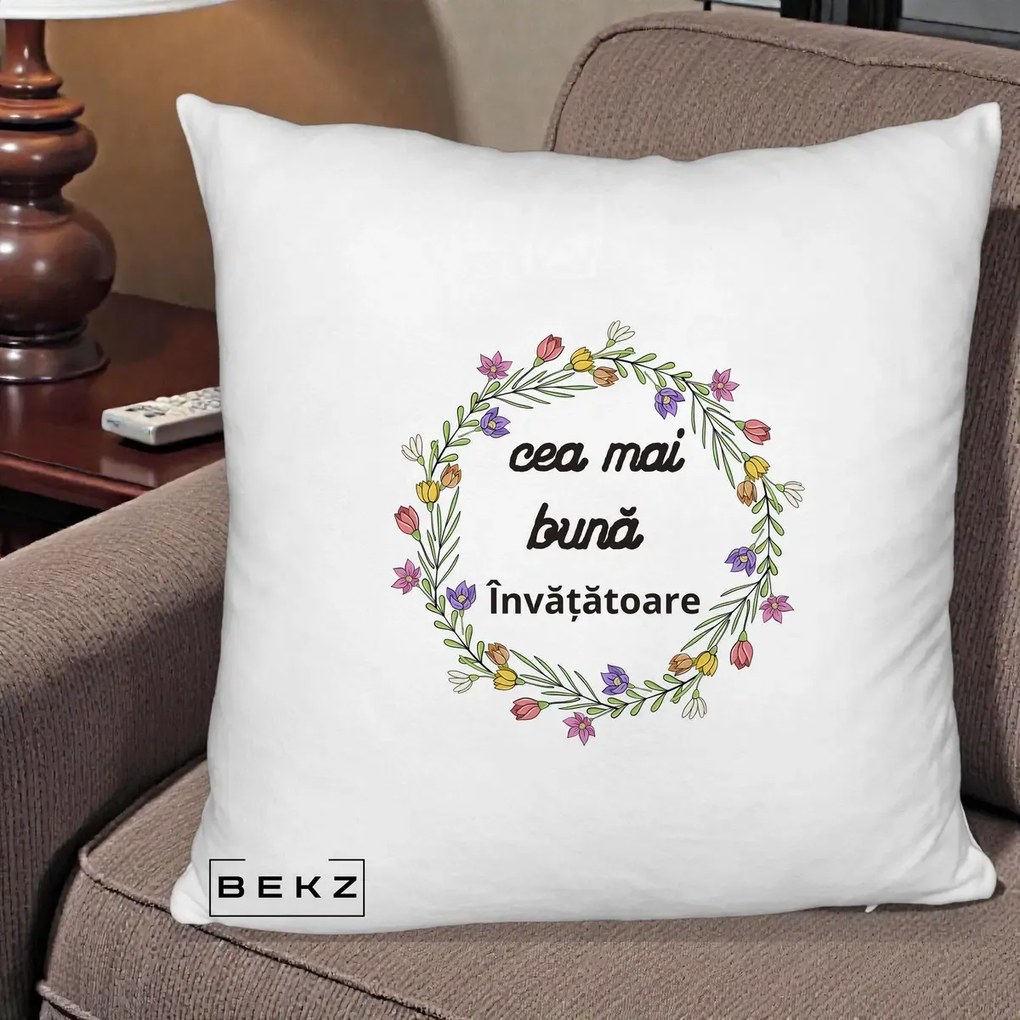 Cadou pentru Invatatoare - Perna Personalizata Cea mai Buna Invatatore cu Coronita Florala Colorata, 40x40 cm, Alb Pufos, Husa Detasabila, Perna Inclusa, BEKZ®