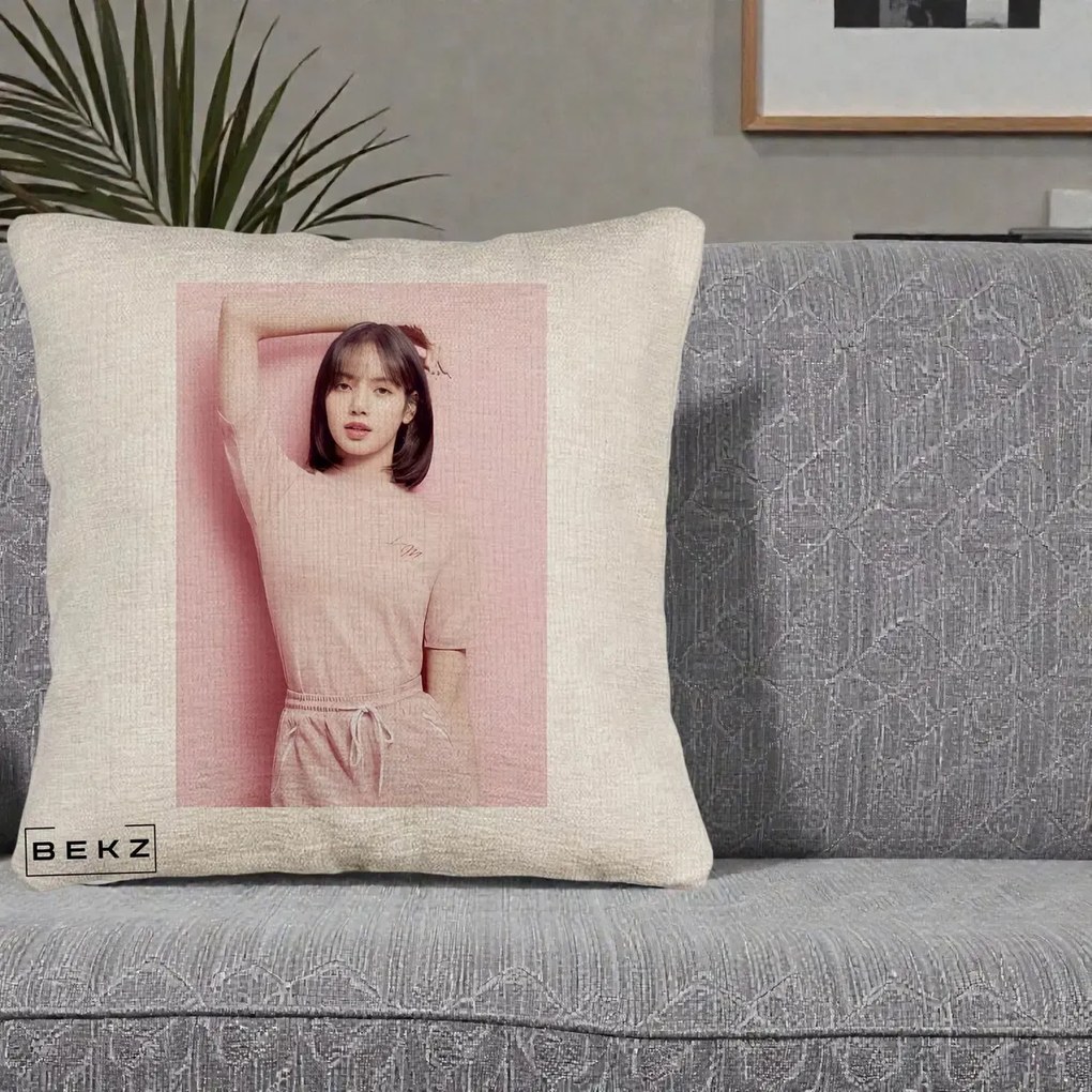 Perna Personalizata K-pop BLACKPINK Lisa Roz, 40x40 cm, Bej Canapea, Husa Detasabila, Perna Inclusa, BEKZ®