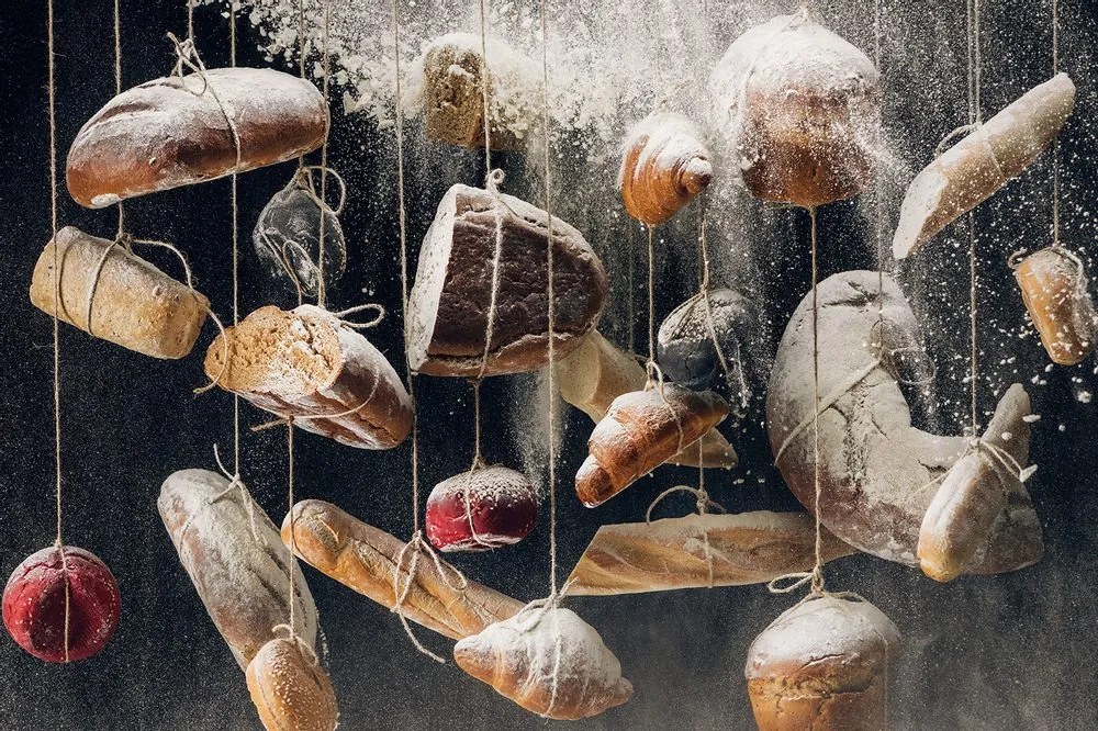 Fototapet produse de patiserie agățate pe frânghie