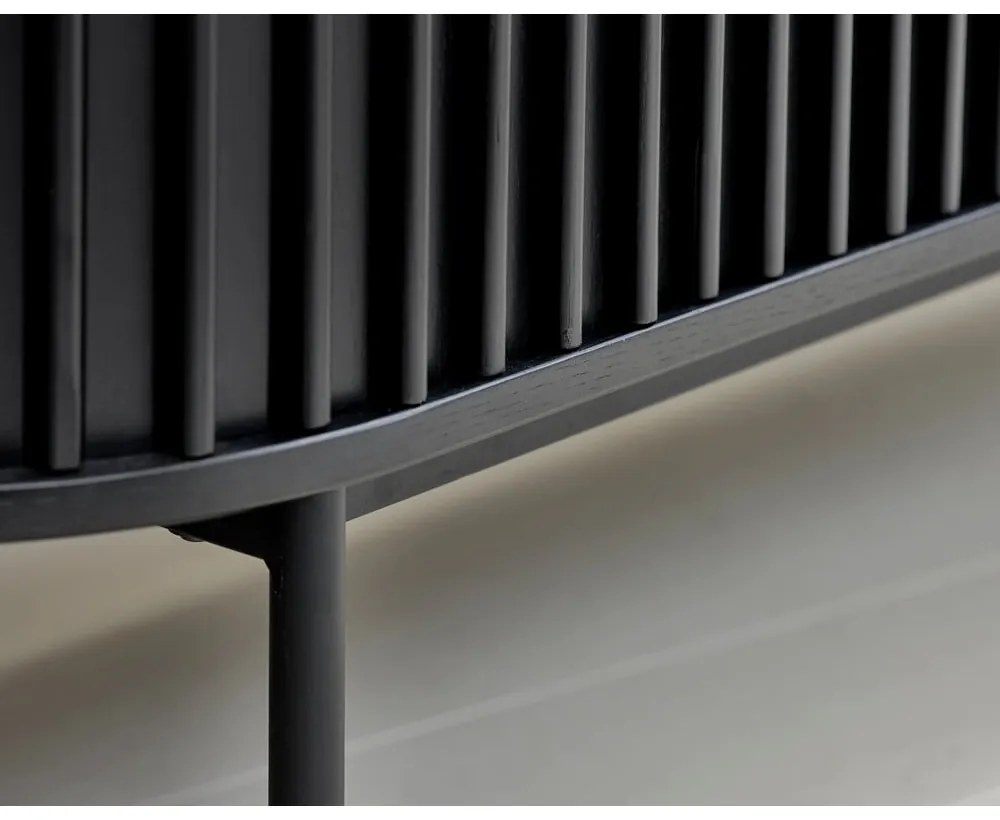 Comodă neagră joasă cu aspect de lemn de stejar cu ușă glisantă 73x160 cm Siena – Unique Furniture