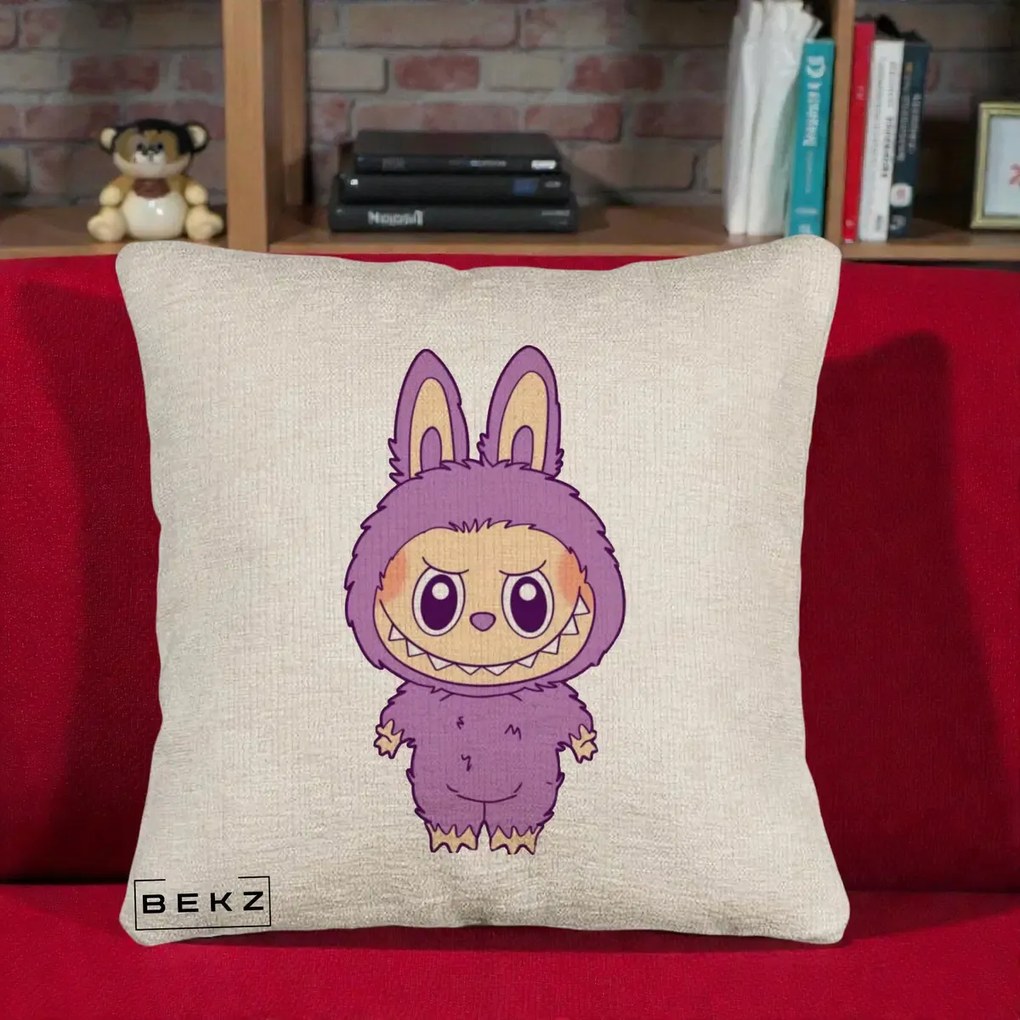 Perna Personalizata Labubu Violet Solo, 40x40 cm, Bej Canapea, Husa Detasabila, Perna Inclusa, BEKZ®
