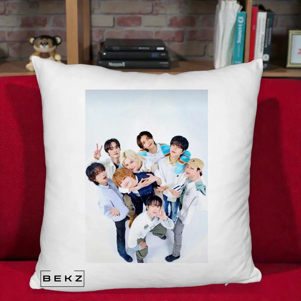Perna Personalizata K-pop Stray Kids Foto Grup Bleu, 40x40 cm, Alb Pufos, Husa Detasabila, Perna Inclusa, BEKZ®