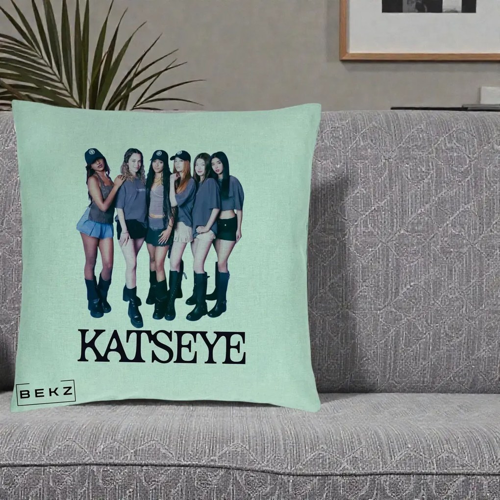 Perna Personalizata K-pop KATSEYE Grup Foto Tinute Gri, 40x40 cm, Verde Menta, Husa Detasabila, Perna Inclusa, BEKZ®