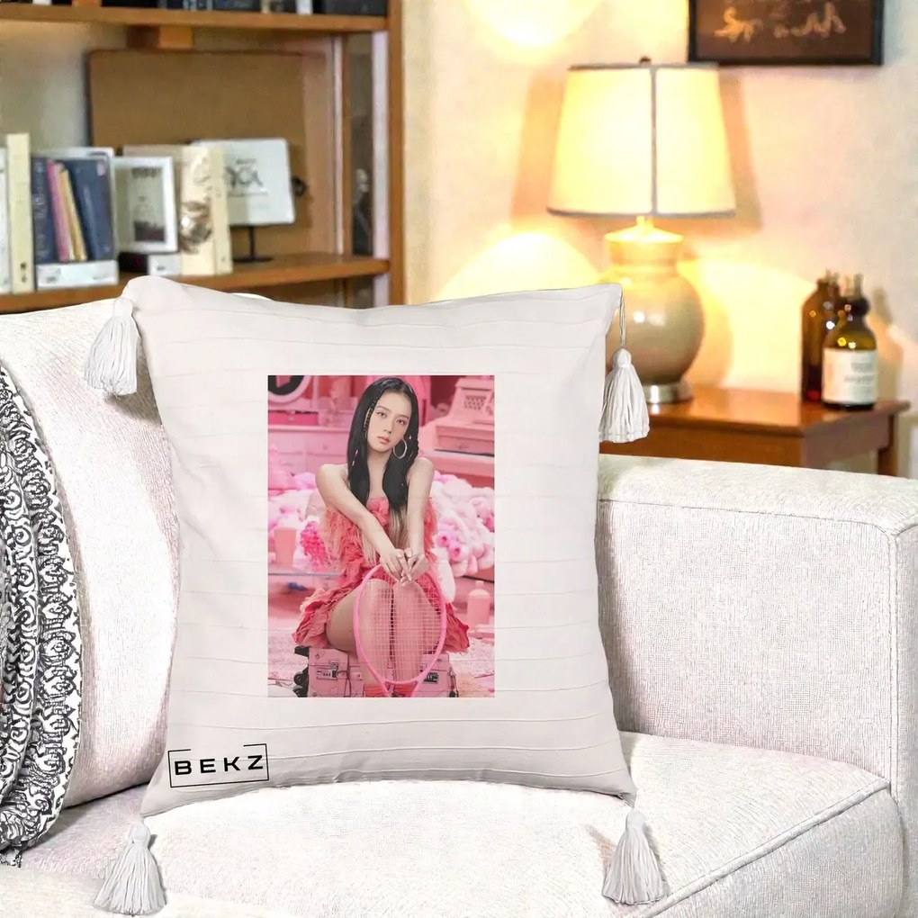 Perna Personalizata K-pop BLACKPINK Jisoo Pink Room, 40x40 cm, Bej cu Franjuri, Husa Detasabila, Perna Inclusa, BEKZ®