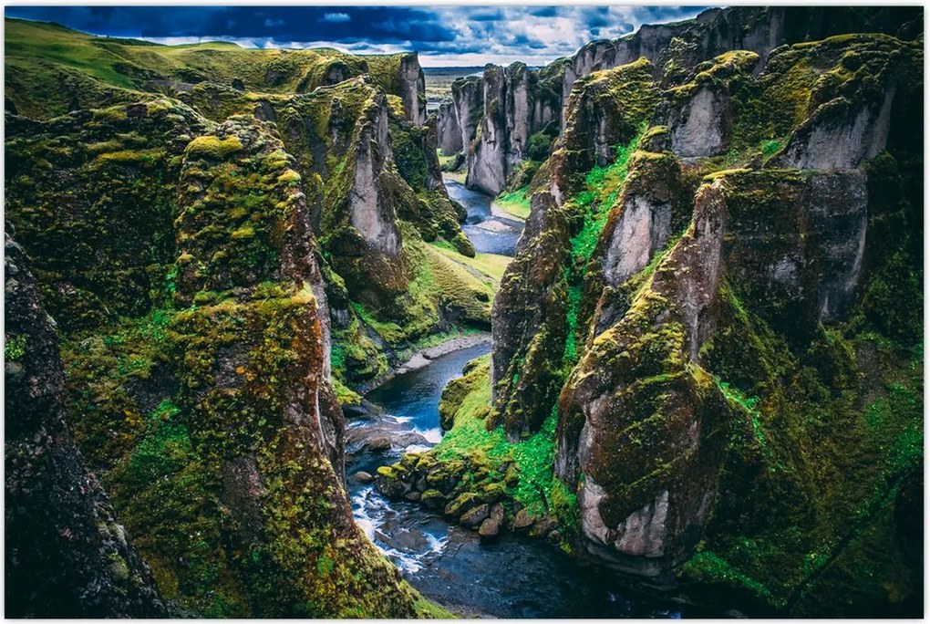 Tablou - Râu într-o vale stâncoasă (90x60 cm)