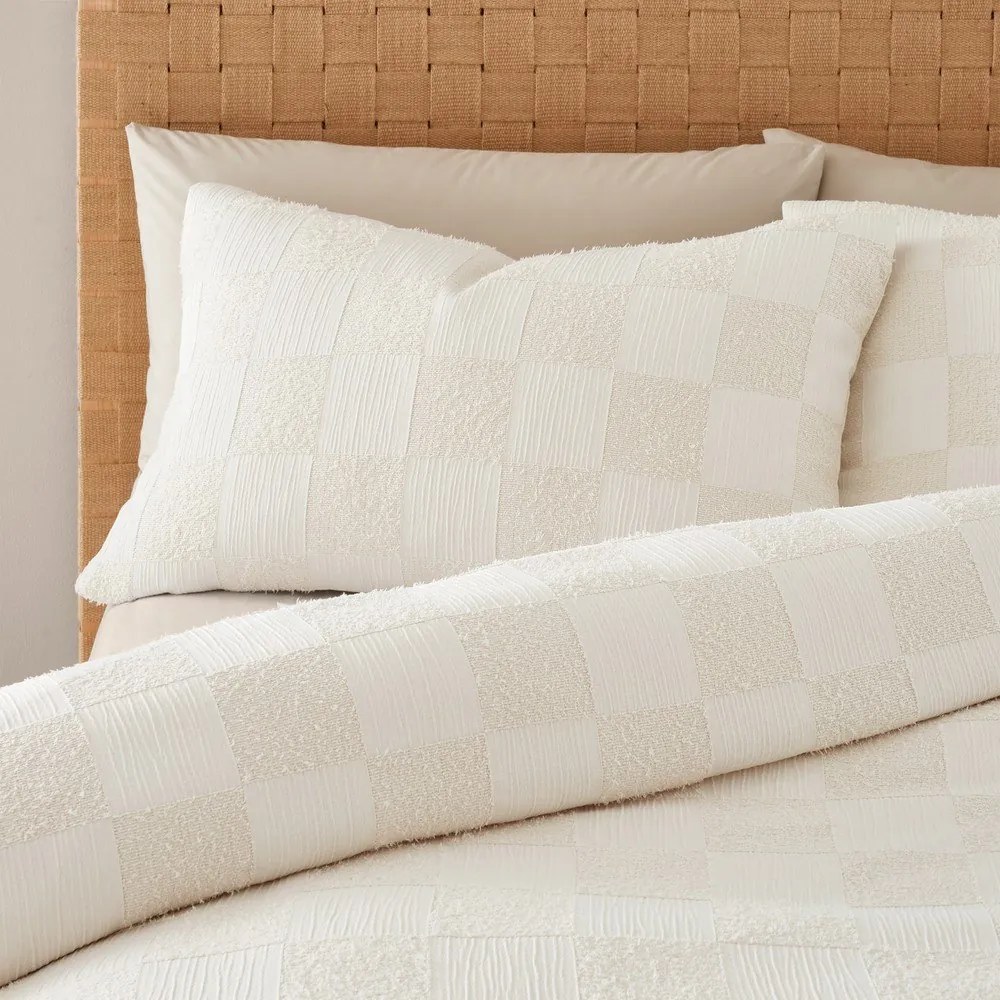 Lenjerie de pat crem din țesătură bouclé pentru pat dublu/extinsă 230x220 cm Cosy Checkerboard – Catherine Lansfield