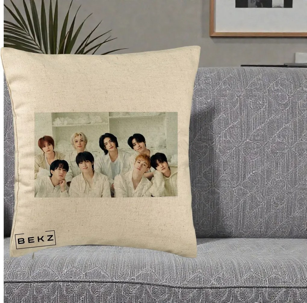 Perna Personalizata K-pop Stray Kids Foto Grup All-White Landscape, 40x40 cm, Bej, Husa Detasabila, Perna Inclusa, BEKZ®