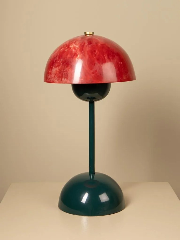 Lampă de masă din rășină roșie, cu structură din metal kaki, abajur în formă de semisferă, finisaj lucios, 47×25 cm, „Cipola"
