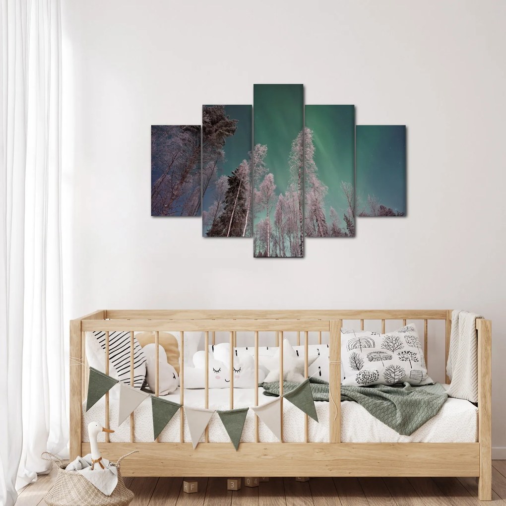 Tablou cu aurora borealis deasupra pomilor înghețați (150x105 cm)