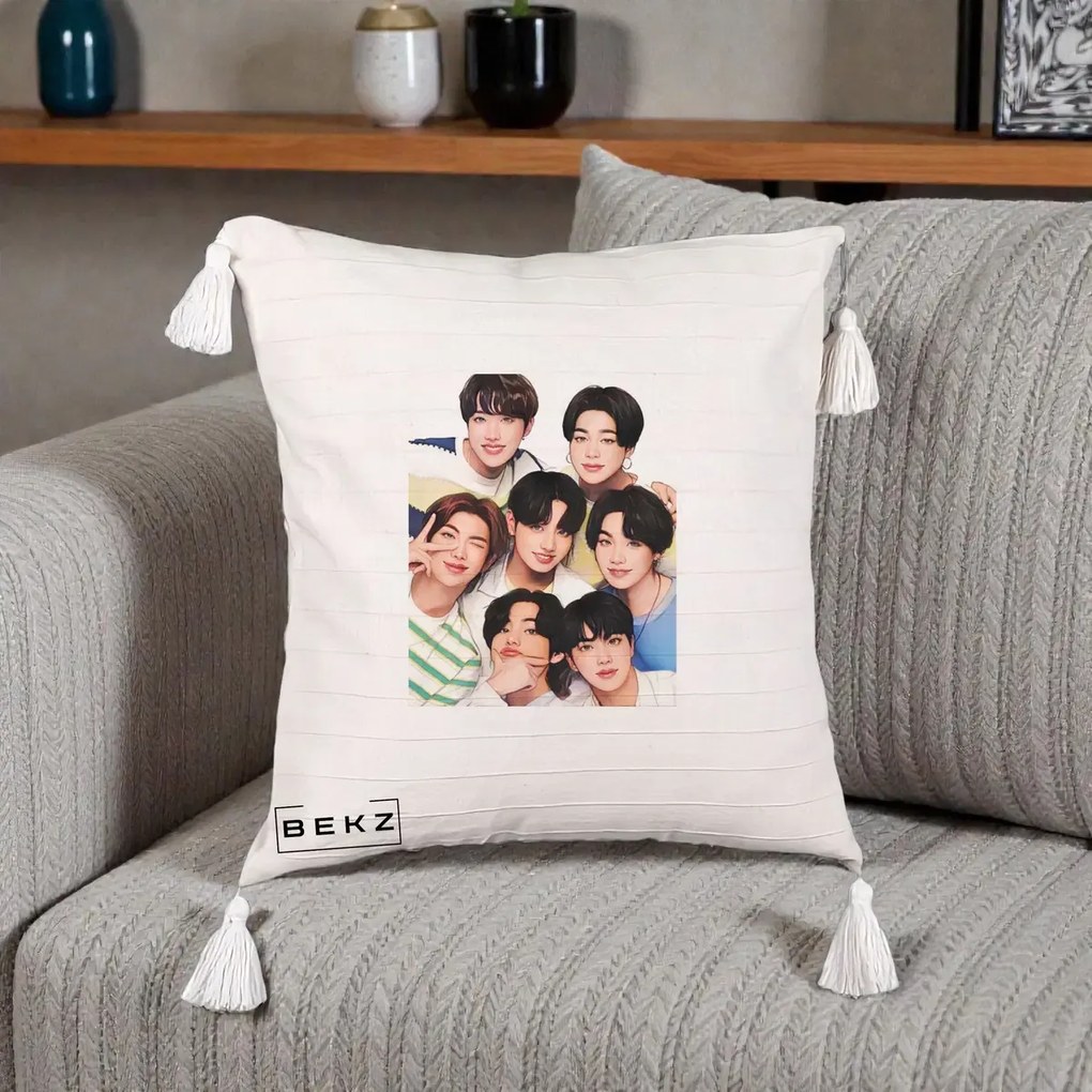 Perna Personalizata K-pop BTS Bangtan Boys Portret Grup Fanart, 40x40 cm, Bej cu Franjuri, Husa Detasabila, Perna Inclusa, BEKZ®
