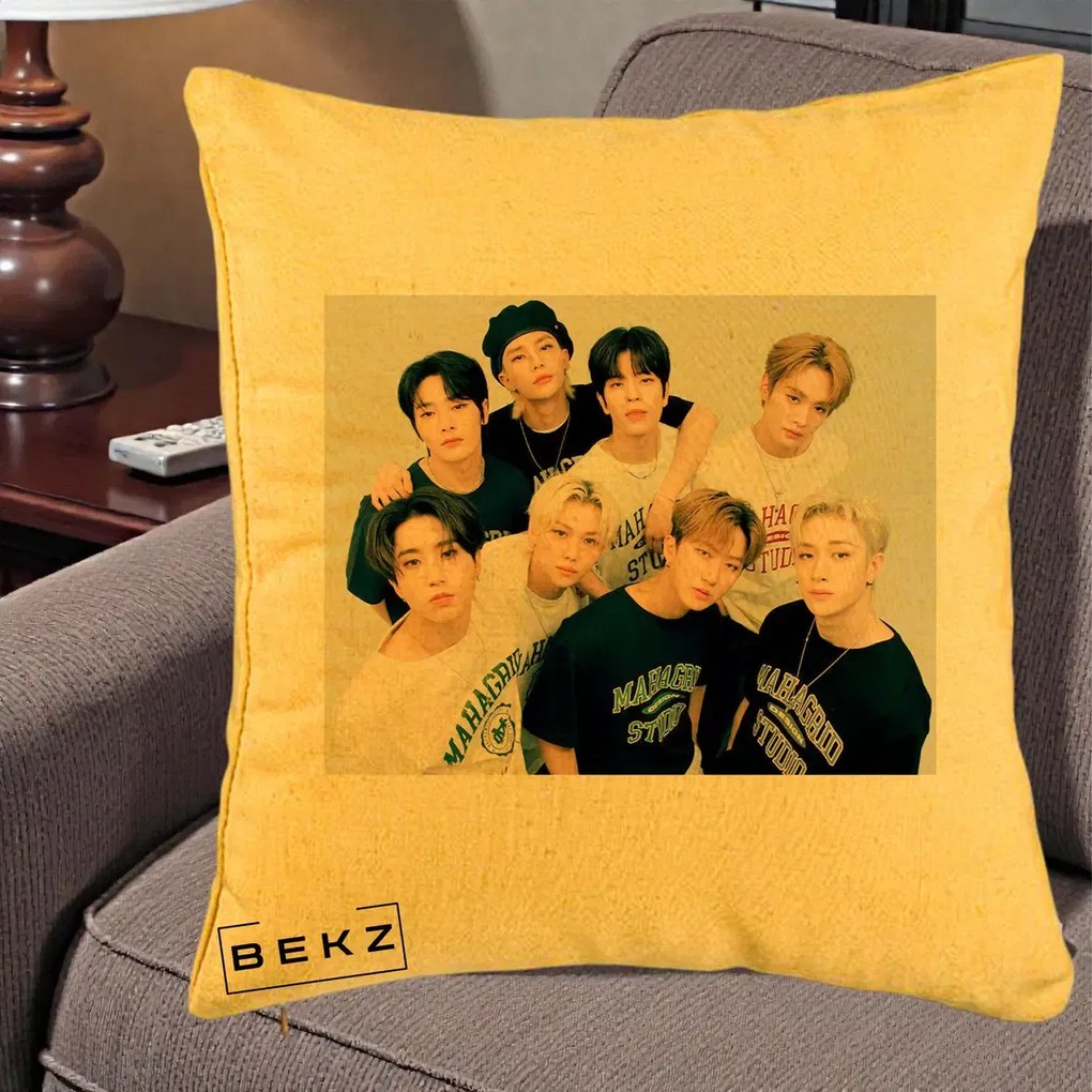 Perna Personalizata K-pop Stray Kids Foto Grup Text, 40x40 cm, Galben, Husa Detasabila, Perna Inclusa, BEKZ®