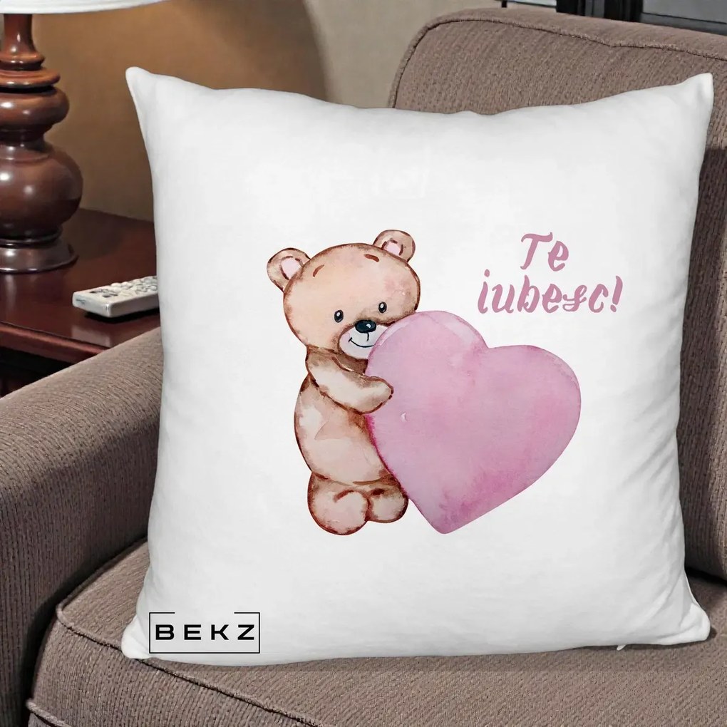 Cadou Romantic - Perna Personalizata Te Iubesc Ursulet cu Inima Roz Acuarela, 40x40 cm, Alb Pufos, Husa Detasabila, Perna Inclusa, BEKZ®
