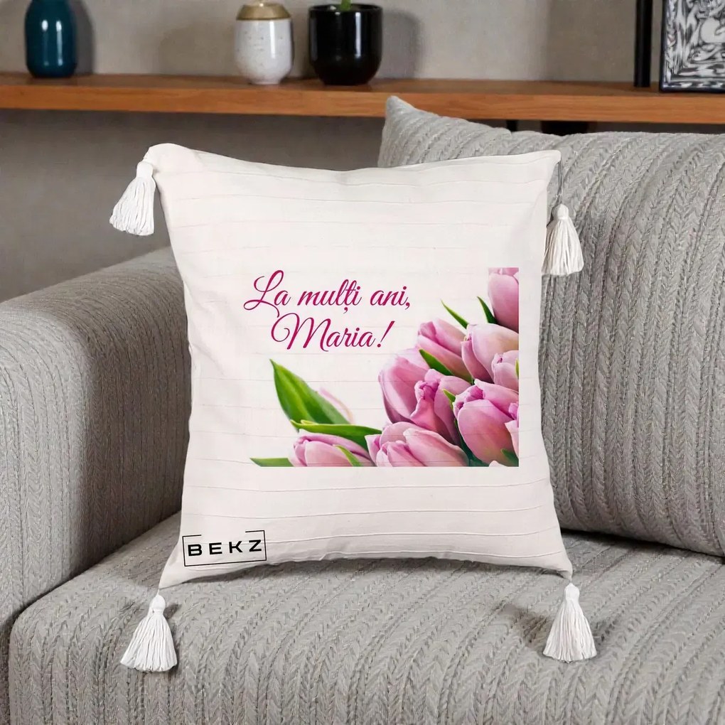 Cadou de Onomastica - Perna Personalizata La Multi Ani Maria Lalele, 40x40 cm, Bej cu Franjuri, Husa Detasabila, Perna Inclusa, BEKZ®