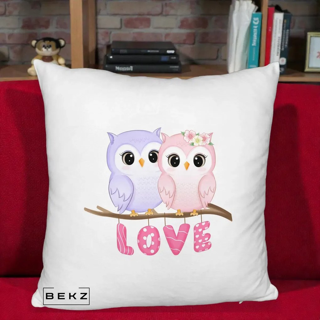 Perna Decorativa Love Bufnite Indragostite pe Crenguta Roz si Mov, 40x40 cm, Alb Pufos, Husa Detasabila, Perna Inclusa, BEKZ®