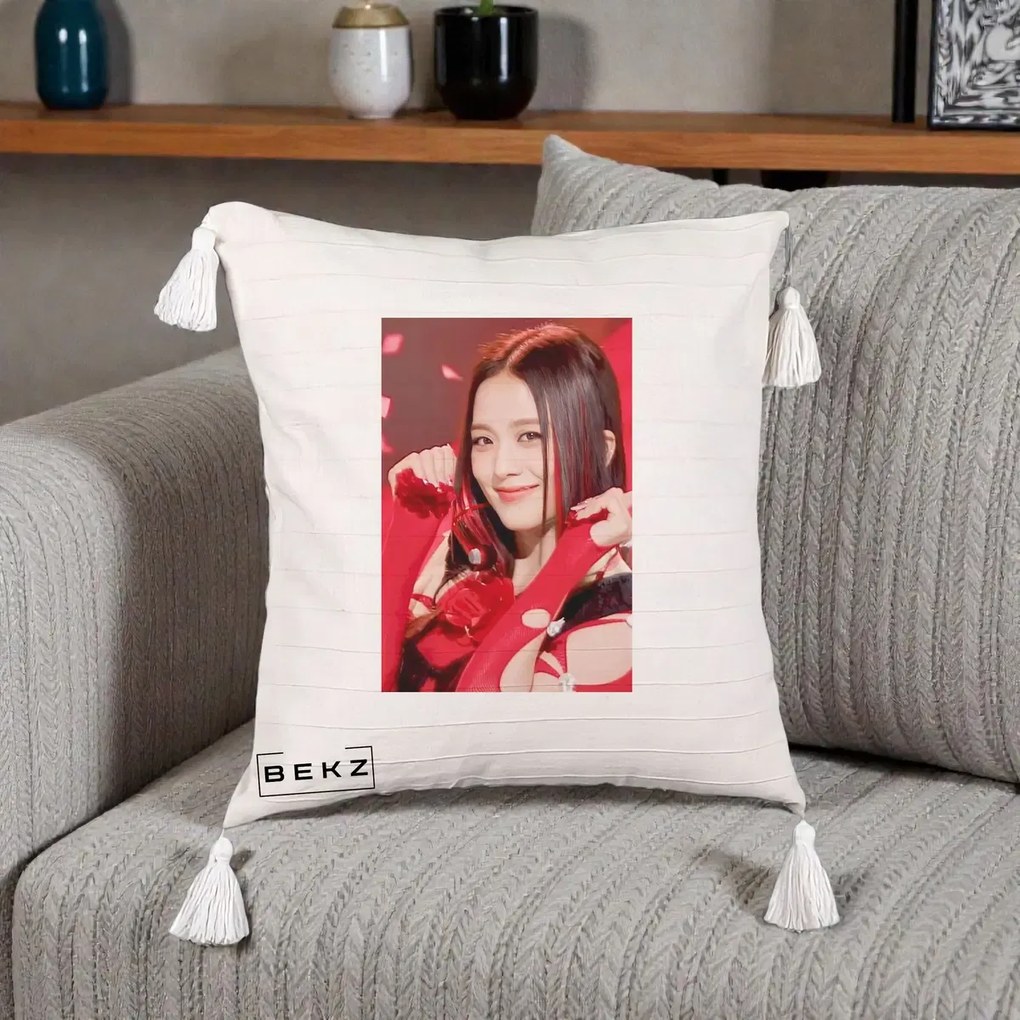 Perna Personalizata K-pop BLACKPINK Jisoo Rosu, 40x40 cm, Bej cu Franjuri, Husa Detasabila, Perna Inclusa, BEKZ®