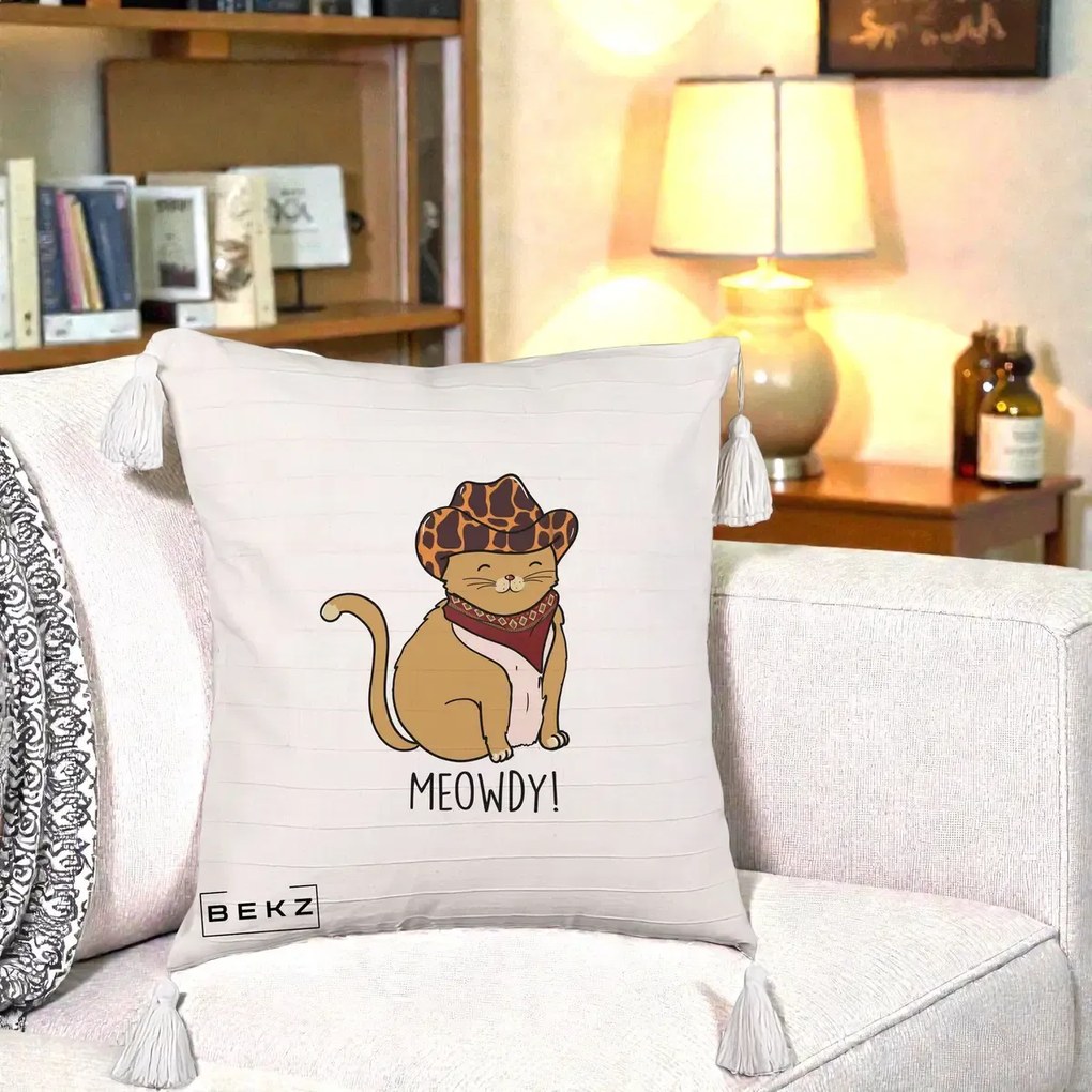 Perna Decorativa Pisica Cowboy Meowdy, 40x40 cm, Bej cu Franjuri, Husa Detasabila, Perna Inclusa, BEKZ®