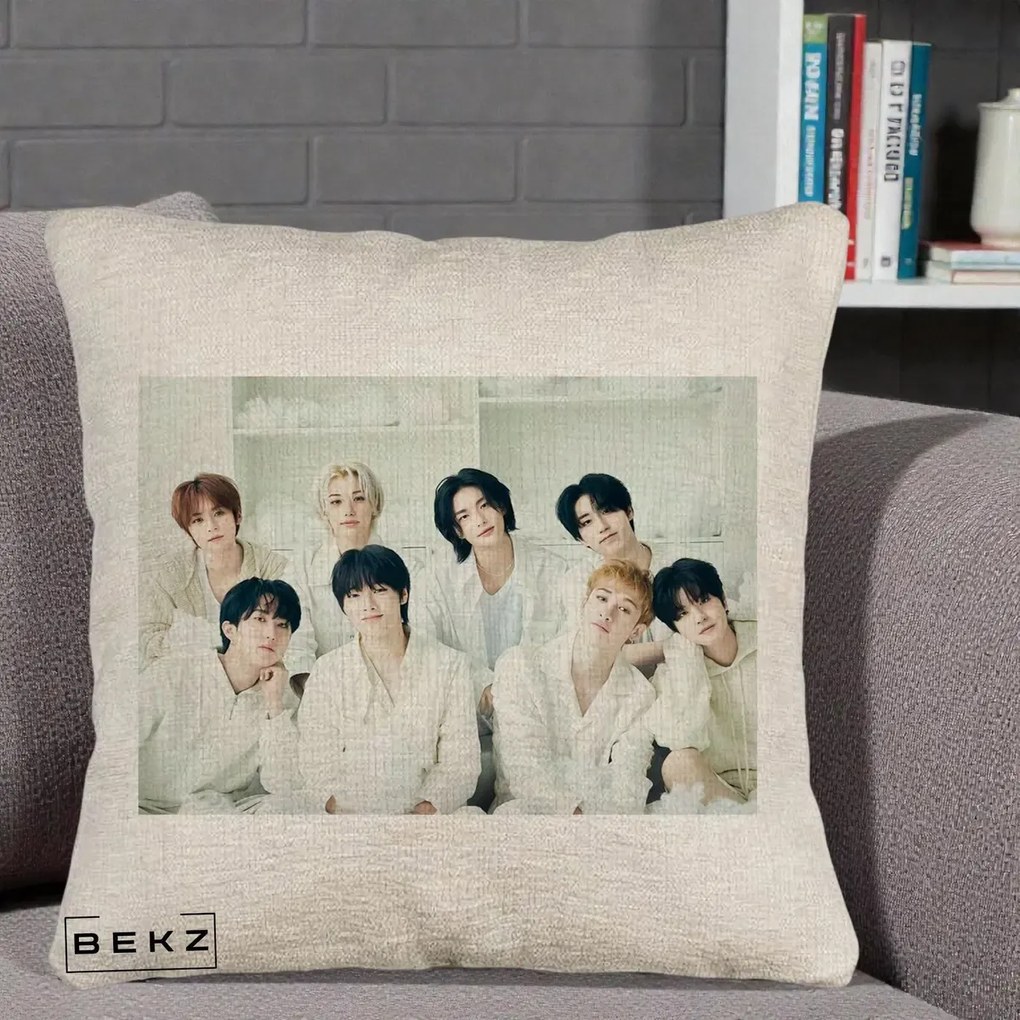 Perna Personalizata K-pop Stray Kids Foto Grup Alb All-White cu 8 Membrii, 40x40 cm, Bej Canapea, Husa Detasabila, Perna Inclusa, BEKZ®