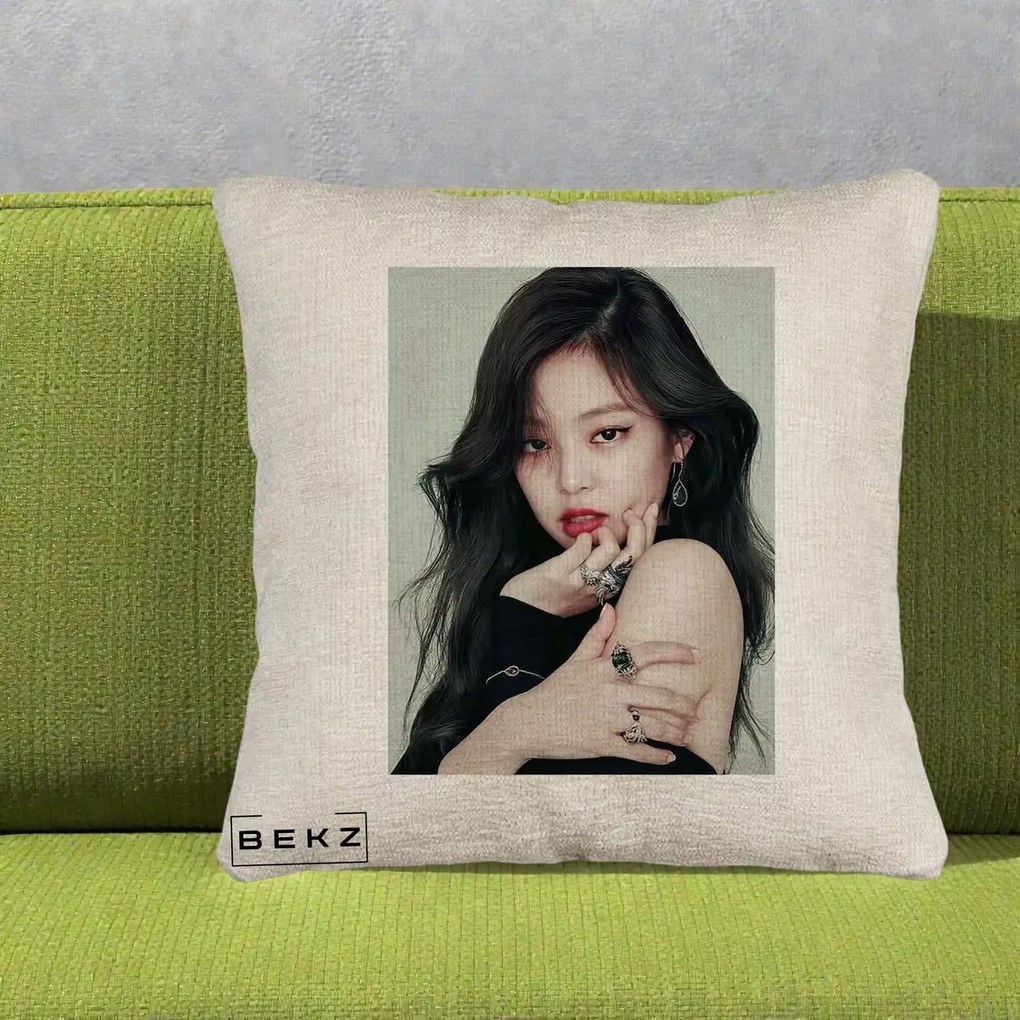 Perna Personalizata K-pop BLACKPINK Jennie Editorial Negru cu Inele, 40x40 cm, Bej Canapea, Husa Detasabila, Perna Inclusa, BEKZ®