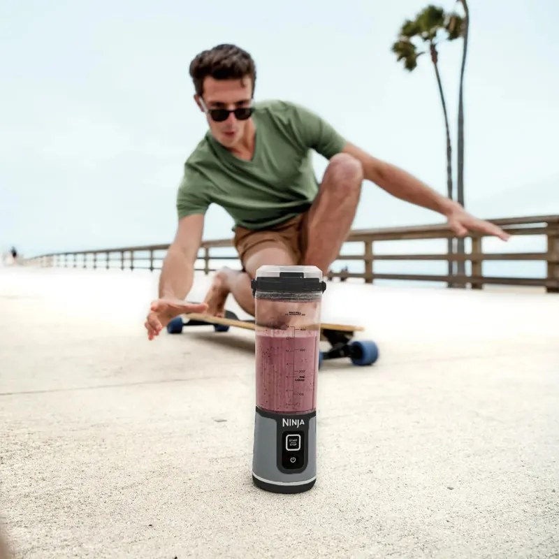 Blender portabil Ninja Blast BC151EUBK, 7.4W, 530 ml, 6 lame otel, Zdrobire gheata, Pana la 10 cicluri, Fara BPA, USB-C, Negru