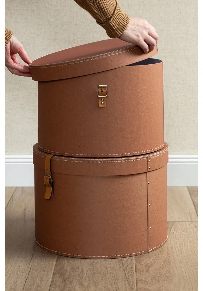 Cutii de depozitare maro 2 buc. din carton cu capac ø 37,5x25 cm Rut Restore Paper Laminate – Bigso