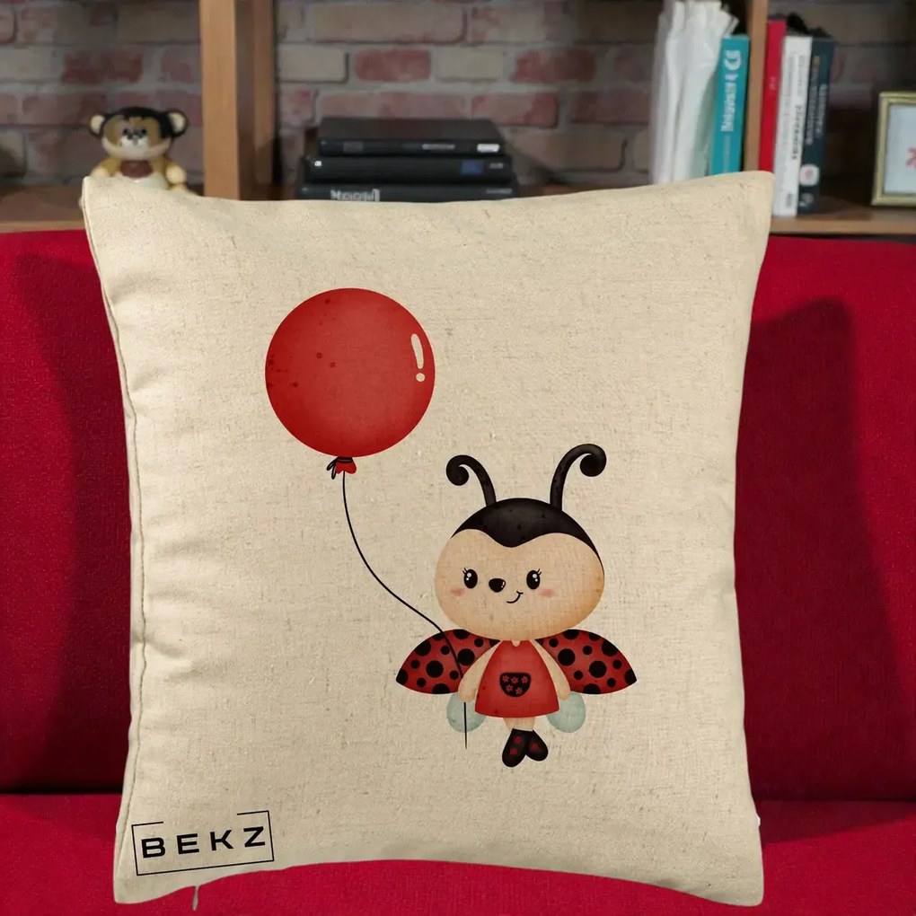 Perna Decorativa Buburuza cu Balon Rosu, 40x40 cm, Bej, Husa Detasabila, Perna Inclusa, BEKZ®