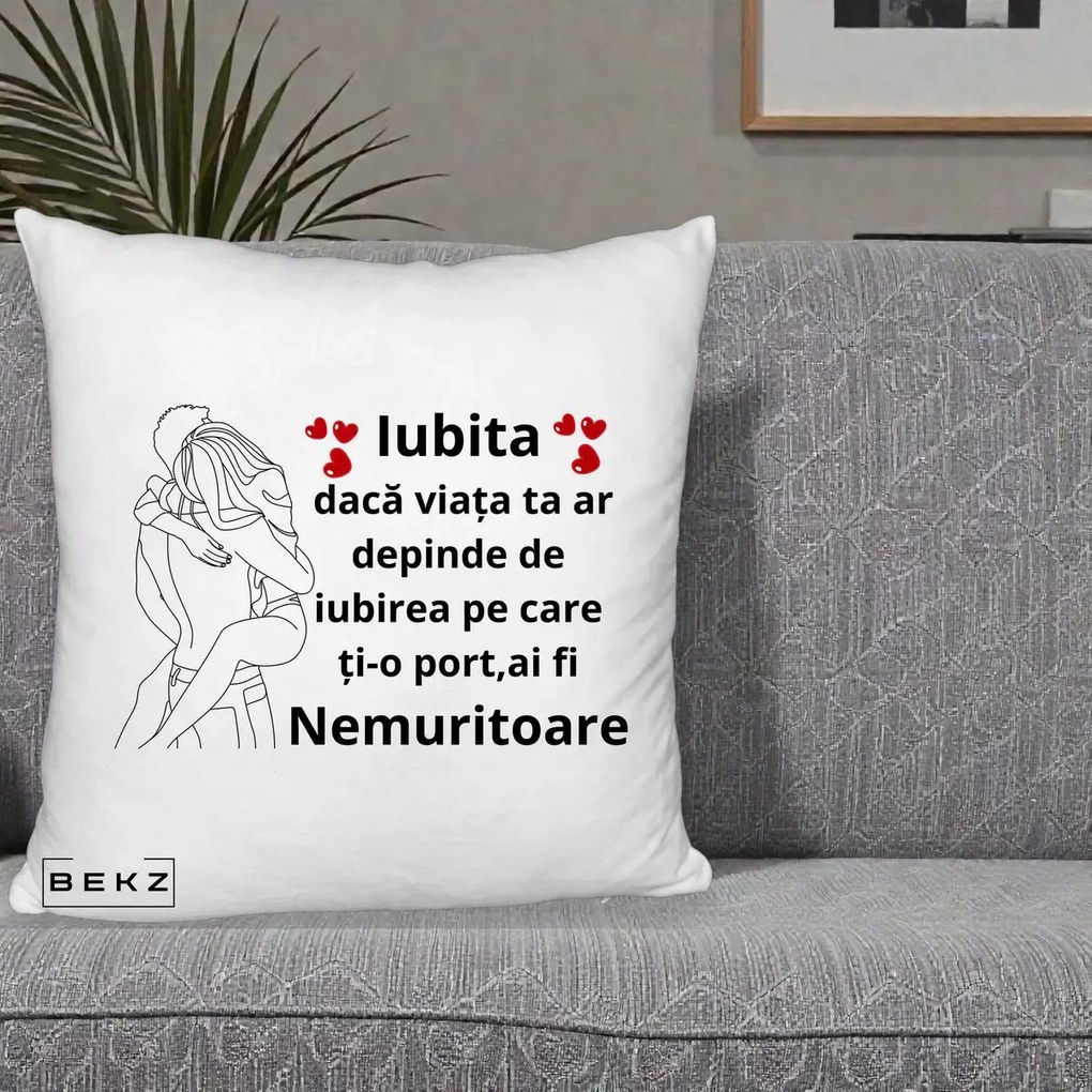 Cadou pentru Iubita - Perna Personalizata Iubita Nemuritoare cu Cuplu Line-Art si Inimi Rosii, 40x40 cm, Alb Pufos, Husa Detasabila, Perna Inclusa, BEKZ®